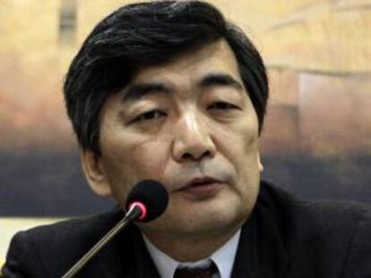 El subdirector del Fondo Monetario Internacional (FMI), Naoyuki Shinohara, participa en una rueda de prensa el 26 de febrero de 2014, al término de su visita a Asunción (Paraguay).