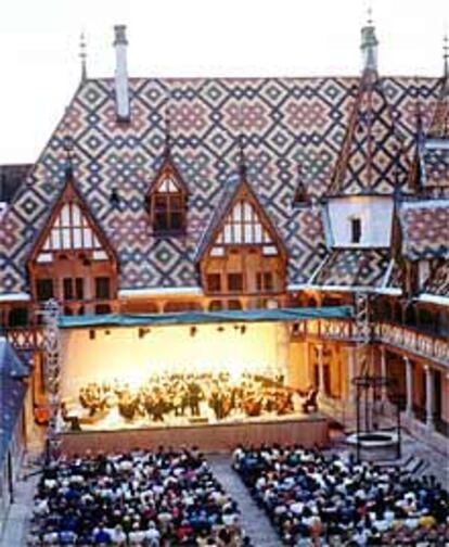 Un concierto en el patio de Los Hospicios de Beaune.