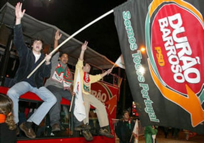 Partidarios del Partido Social Demócrata celebraban anoche la victoria electoral en Lisboa.