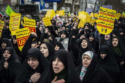 Mulheres iranianas marcham em protesto contra a morte de Qassem Soleimani.