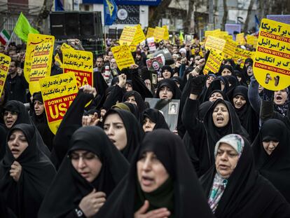 Mulheres iranianas marcham em protesto contra a morte de Qassem Soleimani.
