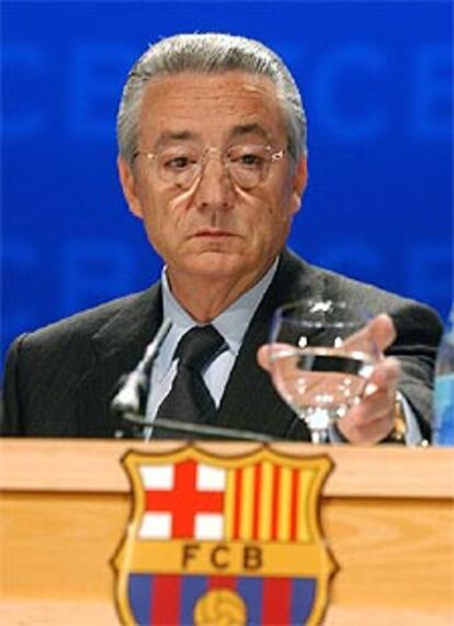 El ya ex presidente del Barcelona, Enric Reyna, durante su intervención ayer ante la asamblea extraordinaria.