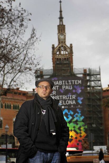 Ovidio Mayo, ante la fachada del viejo e histórico hospital de Sant Pau.