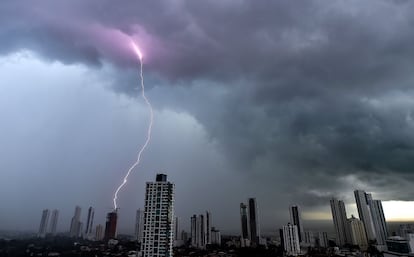 Rayo durante una tormenta eléctrica (Panamá).