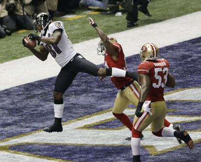 Anquan Boldin (81) de los Baltimore Ravens intercepta el pase de 13 yardas para marcar el primer touchdown de la final.