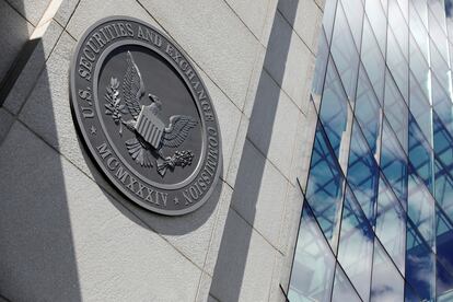 El escudo de la Comisión de Valores y Bolsa (la SEC), en la fachada de su sede en Washington.
