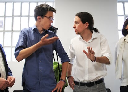 El líder de Podemos, Pablo Iglesias (a la derecha), e Íñigo Errejón, director de la campaña electoral de la formación, en la reunión con los candidatos autonómicos celebrada en la sede del partido en Madrid para las elecciones autonómicas del 24-M, el 9 de marzo de 2015.