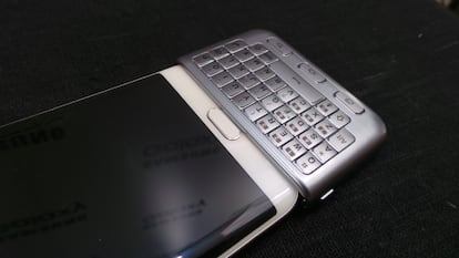 El terminal se mete dentro del hueco y se ocupa parte de la pantalla con el teclado para una experiencia parecida a la de los Blackberry