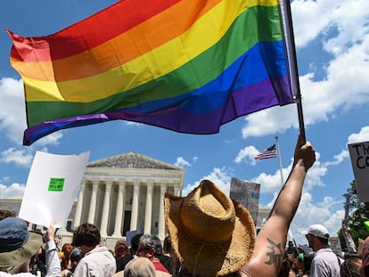 Este sábado una bandera LGTBI ondeaba durante una protesta ante el Tribunal Supremo en Washington por la decisión 'Dobbs contra Jackson Women's Health Organization'.
