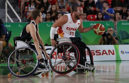 Asier García durante el partido ante Alemania.