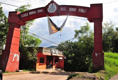 En un cartel de la escuela reza: “Cuna de la conciencia social”. La situación de pobreza, violencia y corrupción política del Estado de Guerrero, en el suroeste de México, es el caldo de cultivo ideal para crear generaciones de jóvenes muy ideologizados que rechazan el sistema.