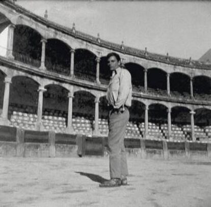 El escritor Juan Marsé, en la plaza de toros de Ronda durante este viaje en 1962