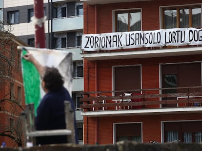 Vista de la pancarta instalada en el balcón de Marisa González., en Usansolo, este jueves.