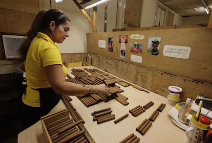 Todos los Cohiba se elaboran a mano por los mejores torcedores cubanos