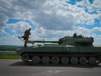 Soldados ucranios en un tanque autopropulsado Gvozdika, en la región de Donetsk, este viernes.