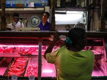 Una mujer compra carne en un establecimiento de Carcas.