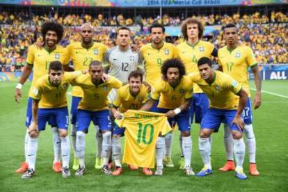 De izquierda a derecha y de arriba a abajo: Dante, Maicon, Julio César, Fred, David Luiz, Luiz Gustavo, Oscar, Fernandinho, Bernard, Marcelo y Hulk, antes del partido de semifinales del Mundial de 2014 contra Alemania. Bernard y Marcelo sostienen una camiseta de Neymar, lesionado.