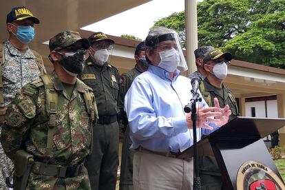 El ministro de Defensa de Colombia, Carlos Holmes Trujillo, este sábado en rueda de prensa.