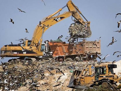 Las excavadoras remueven ya los vertidos de finales de enero
