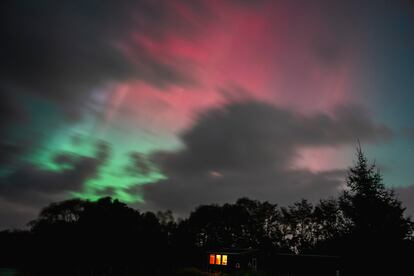 La aurora boreal ilumina el cielo sobre el lago Haraldsted cerca de Ringsted, Dinamarca. 