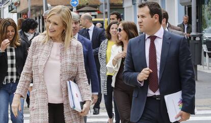 Cifuentes pasea con Jos&eacute; de la Uz, alcalde de Las Rozas.