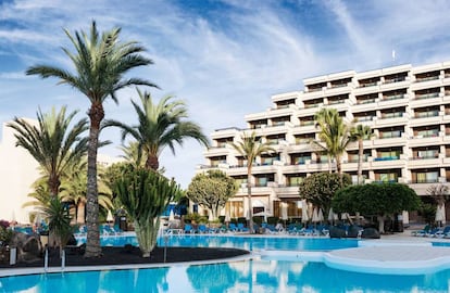 Hotel y piscina del Occidental Lanzarote Playa, en Costa Teguise.