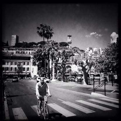 Un ciclista por las calles de Cannes, una ciudad que nació como residencia invernal del lord inglés Henry Brougham.