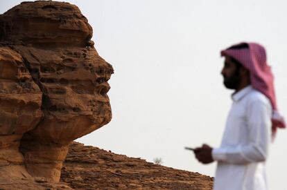 Espera-se que o Al-Ula comece a receber turistas de todo o mundo dentro de três ou cinco anos. O lançamento, de acordo com funcionários sauditas, será descrito como um "presente para o mundo". O turismo é uma das apostas da Arábia Saudita para manter sua economia na era pós-petróleo. Na imagem, um visitante nos vestígios arqueológicos de Khuraiba (Arábia Saudita).