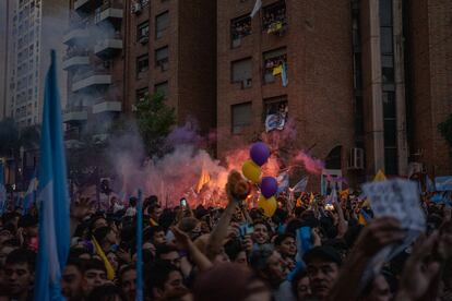 Miles de seguidores apostados sobre la avenida Hipólito Yrigoyen en el centro de la ciudad.