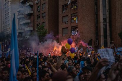 Miles de seguidores apostados sobre la avenida Hipólito Yrigoyen en el centro de la ciudad. 