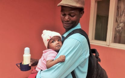 David con su hija Yolanda en el Centro de Salud que la Fundação Encontro gestiona en la aldea de Massca.