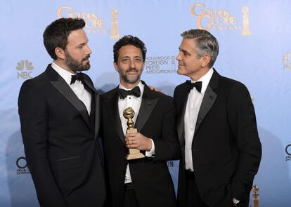 El director Ben Affleck y los productores de 'Argo', Grant Heslov y George Clooney, celebran el Globo de Oro a la mejor película de drama.