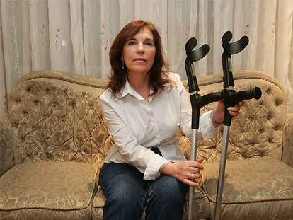 Nieves González, fotografiada ayer en su casa junto a las muletas que usa desde el accidente.