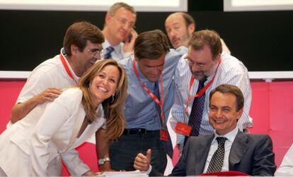 Varios miembros del PSOE en su 36º Congreso en 2004 junto a José Luis Rodríguez Zapatero (derecha).