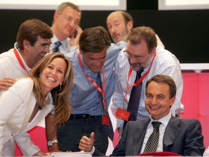 Varios miembros del PSOE en su 36&ordm; Congreso en 2004 junto a Jos&eacute; Luis Rodr&iacute;guez Zapatero (derecha). 