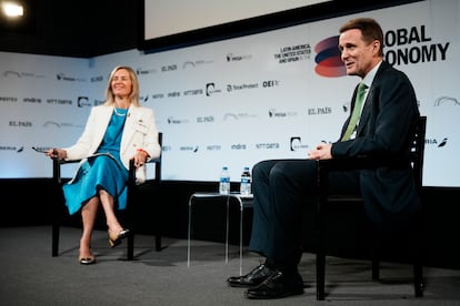 Margarita Oliva Sainz de Aja, socia de DLA Piper, y Pedro Azagra, consejero delegado de Avangrid, durante el foro.