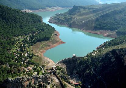 La central hidroeléctrica del Tranco, en Jaén, a principios de año.