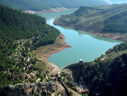 La central hidroeléctrica del Tranco, en Jaén, a principios de año.