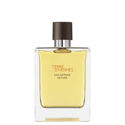 Es el perfume estrella de Hermès. La maison francesa, máximo exponente del lujo bien hecho, ha introducido novedades en Terre D’Hermès Eau Intense Vétiver. El nuevo aroma es obra de la nariz de la firma, Christine Nagel, que ha querido añadir intensidad a la fuerza de Terre, con un nuevo ingrediente: ha cambido la pimienta negra por la pimienta de Sichuan, que le aporta notas cítricas que vivifica la fórmula. En la paleta aromática siguen presentes el vetiver, enraizado a la fragancia desde el principio, y la bergamota. Precio: 110 euros.