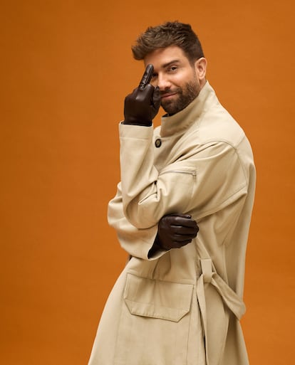 Pablo Alborán viste gabardina HERMÈS.