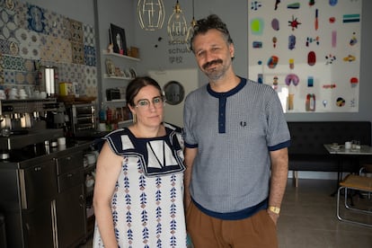 Oliver Dorostkar y María José Gómez, propietarios de una academia de idiomas en Los Alcázares.