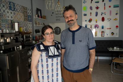 Oliver Dorostkar y María José Gómez, propietarios de una academia de idiomas en Los Alcázares.