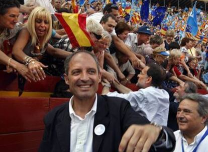Francisco Camps, ayer en la plaza de toros de Valencia. A su lado, Alfonso Rus.
Asistentes al mitin del PP.