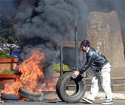 Opositores al gobierno paraguayo levantan barricadas en la localidad de Ciudad del Este.