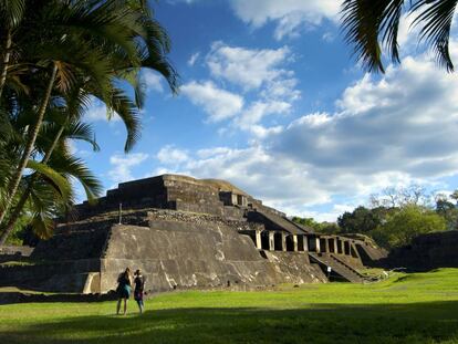 Una de las estructuras piramidales mayas del sitio arqueológico de Tazumal, en El Salvador.