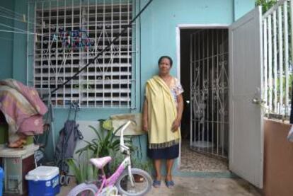 Carmen Osorio, 63 años, afuera de la casa en la que duerme mientras reconstruyen la que derribó el huracán María.