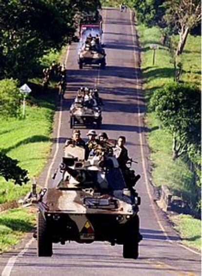 Una columna de tanques del Ejército colombiano se dirige hacia la zona desmilitarizada.