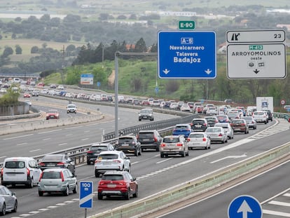 Tráfico en la autovía A-5 a su paso entre Móstoles y Arroyomolinos (Madrid) durante la segunda fase de la operación salida por Semana Santa, este miércoles en Madrid.