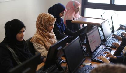 Mujeres palestinas trabajan en la &#039;startup&#039; Unit One en la ciudad de Gaza.
