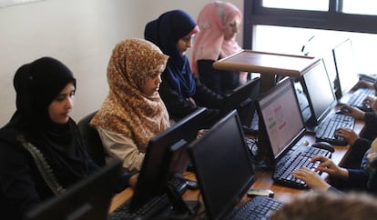 Mujeres palestinas trabajan en la 'startup' Unit One en la ciudad de Gaza.
